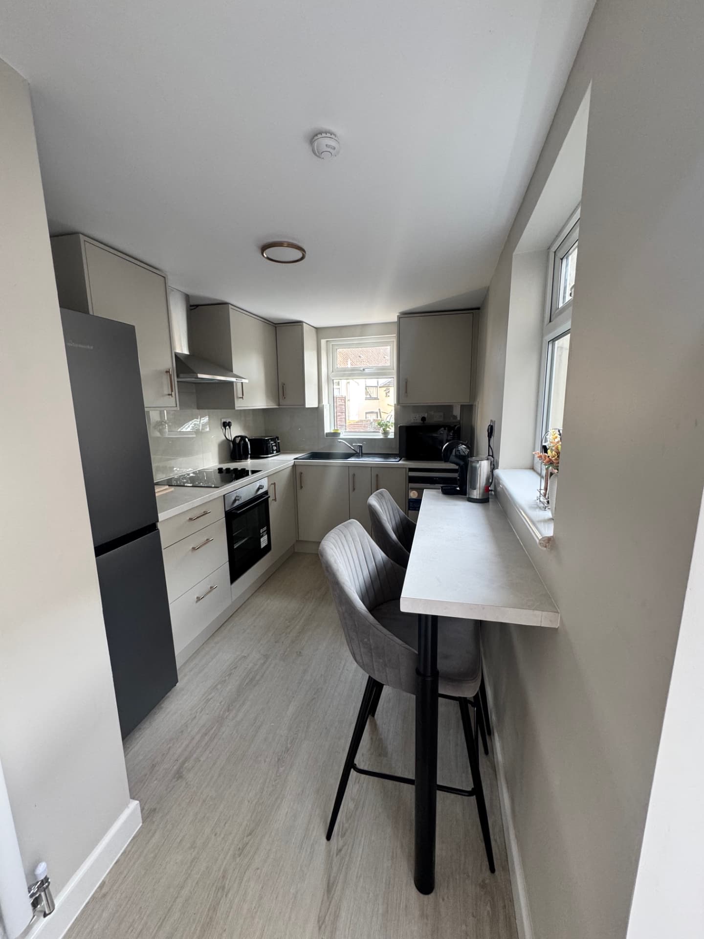 Fully equipped modern kitchen with breakfast bar seating at the Wellingborough Luxury Staycation