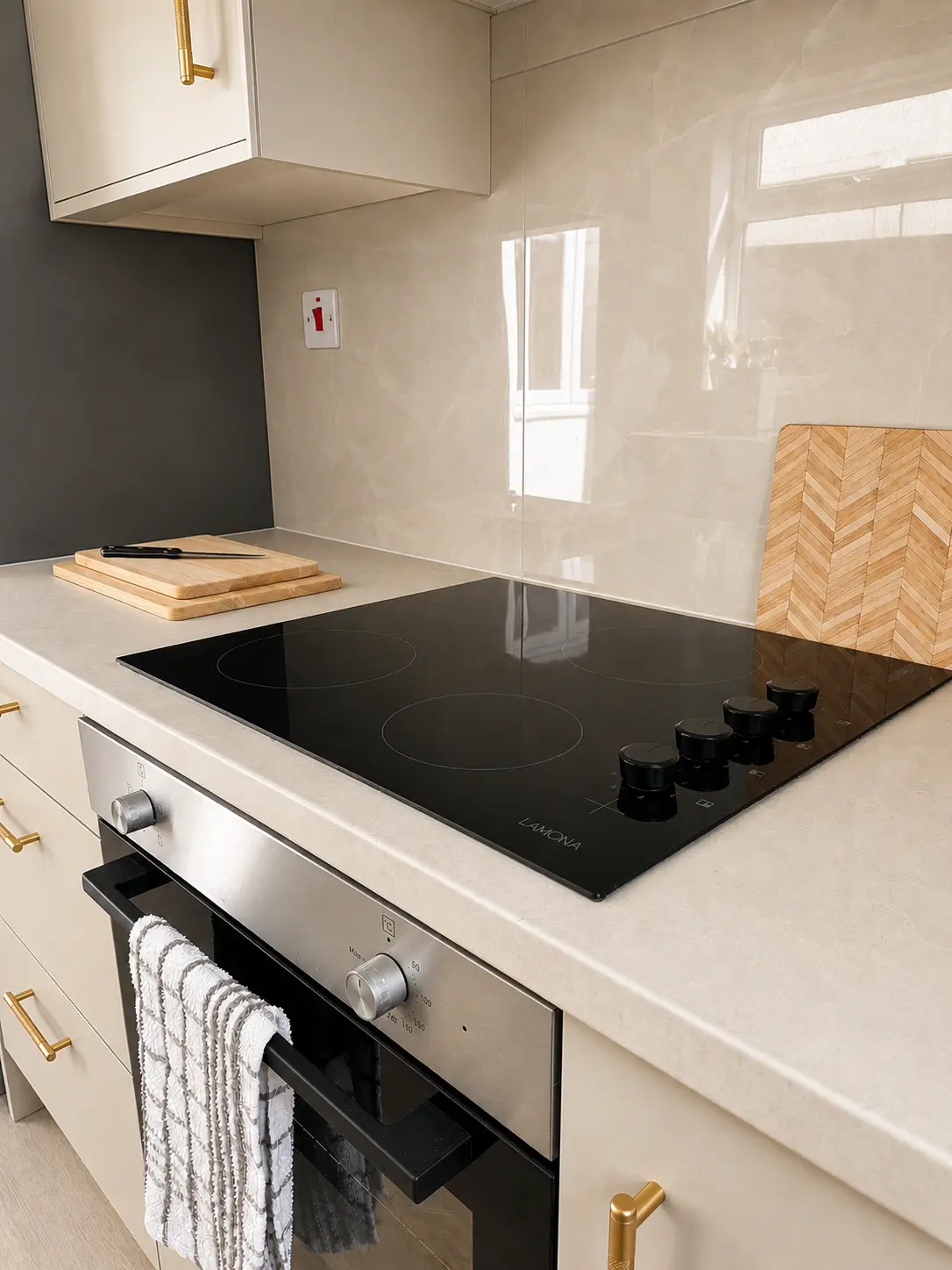 Kitchen hob, oven and marble effect worktop at the Wellingborough Luxury Staycation