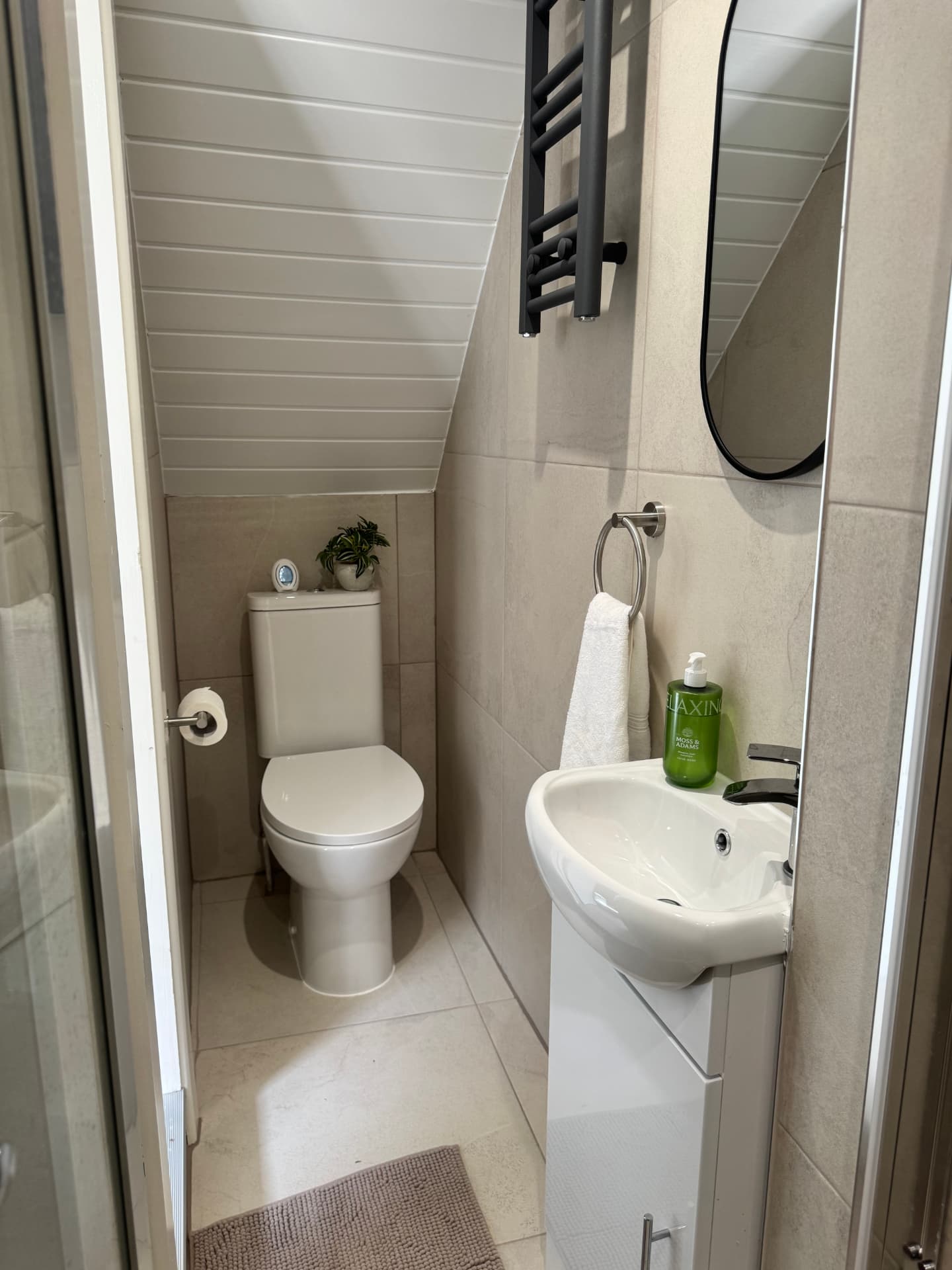 Ground floor WC with basin and fresh hand towels at the Wellingborough Luxury Staycation