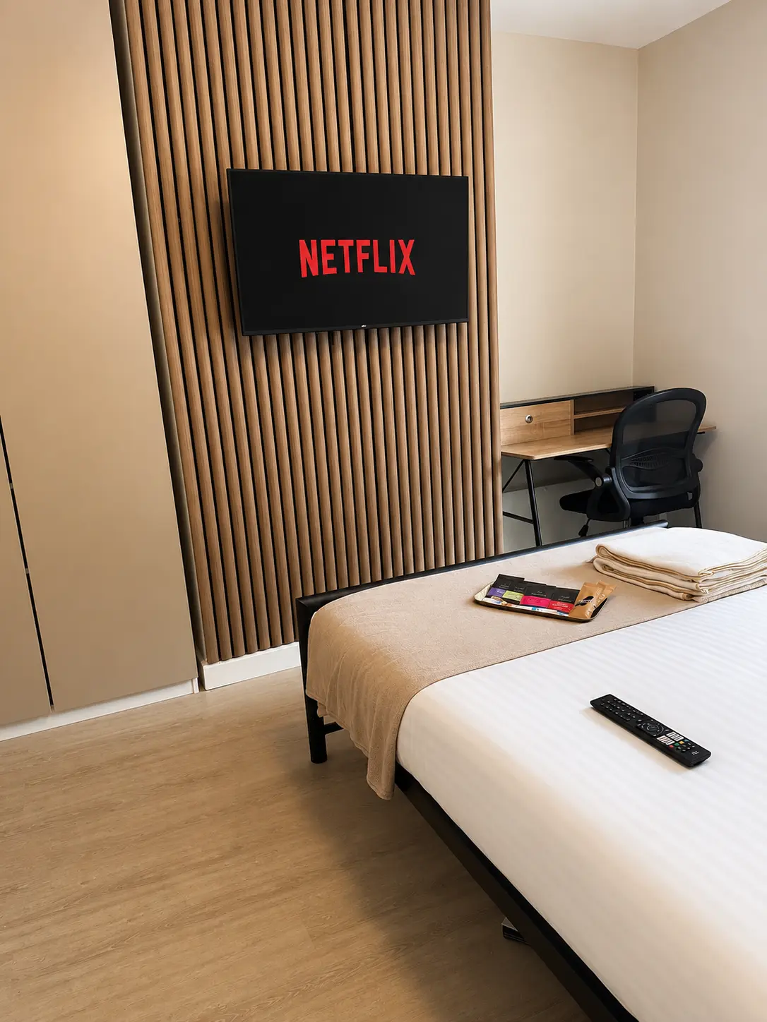 Downstairs bedroom with smart TV and desk workspace at the Wellingborough Luxury Staycation